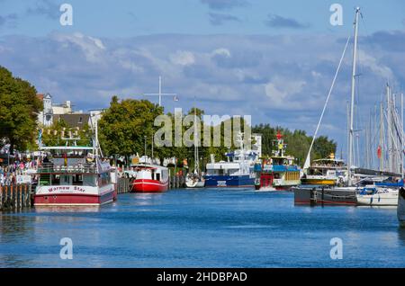 Bateaux de pêche et bateaux d'excursion à Alter Strom à Rostock-Warnemünde, Mecklembourg-Poméranie occidentale, Allemagne, 26 août 2014. Banque D'Images