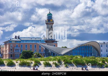 Belle plage, et vieux phare et Teapot, les points de repère de Rostock-Warnemünde, Mecklenburg-Poméranie occidentale, Allemagne. Banque D'Images