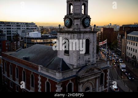 Londres, Royaume-Uni - novembre 25th 2021 : vue aérienne de l'église St George le Martyr à Borough Banque D'Images