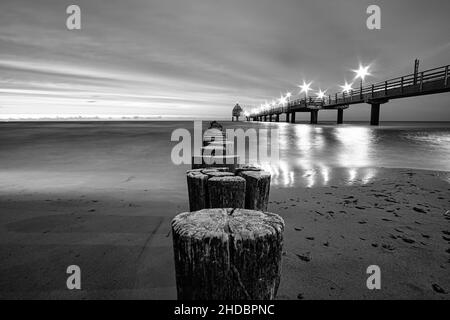 La jetée de Zingst sur la mer Baltique, avec une longue exposition en noir et blanc. Une attraction de bord de mer dans cette région Banque D'Images