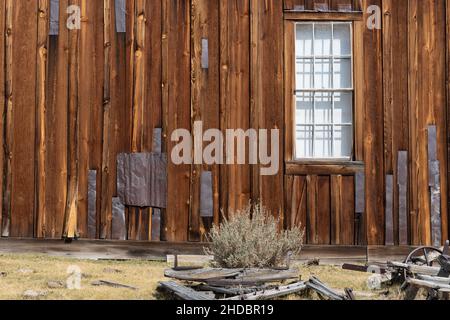 Bridgeport, CA, États-Unis.16 octobre 2020.Mur d'une maison au parc historique de l'État de Bodie.Parois cousues avec boîte en étain.Bodie est un Michigan d'or de Californie Banque D'Images