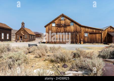 Bridgeport, CA, États-Unis.16 octobre 2020.Maisons décaisées et église au parc historique de l'État de Bodie, le jour d'un ciel bleu sans nuages et beaucoup d'espace de copie.RA Banque D'Images