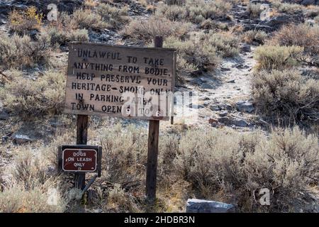 Bridgeport, CA, États-Unis.16 octobre 2020.Panneau indiquant qu'il est interdit de prendre quoi que ce soit du parc.Bodie est une ville fantôme de l'exploitation aurifère de Californie, Banque D'Images