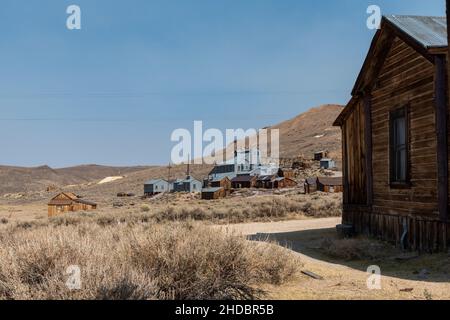 Bridgeport, CA, États-Unis.16 octobre 2020.Installations minières décaisées Parc historique de l'État de Bodie, par une journée sans nuages dans le ciel bleu et beaucoup d'espace de copie.Bodi Banque D'Images