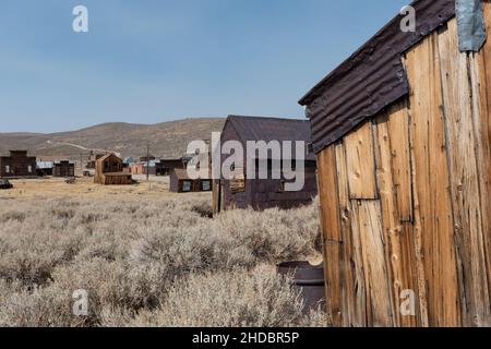 Bridgeport, CA, États-Unis.16 octobre 2020.Maisons décaisées au parc historique de l'État de Bodie, par une journée sans nuages dans le ciel bleu et beaucoup d'espace de copie.Mode touris aléatoire Banque D'Images