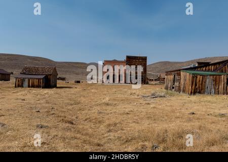 Bridgeport, CA, États-Unis.16 octobre 2020.Vue d'ensemble de Ghost Town Bodie State Historic Park, sur une journée sans nuages bleu ciel et beaucoup d'espace de copie.Aléatoire Banque D'Images