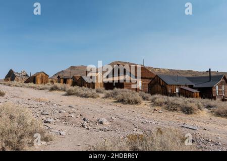 Bridgeport, CA, États-Unis.16 octobre 2020.Rue dans le parc national historique de Bodie, par une journée sans nuages dans le ciel bleu et beaucoup d'espace de copie.Bodie est une Californie Banque D'Images