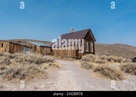 Bridgeport, CA, États-Unis.16 octobre 2020.Rue et maisons en décomposition au parc historique de l'État de Bodie, sur une journée sans nuages bleu-ciel et beaucoup d'espace de copie .B Banque D'Images