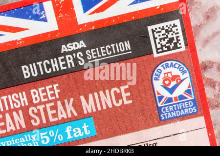 Décongélation du paquet de viande mince maigre ASDA + logo Union Jack / Red Tractor Assured.Pour l'alimentation et l'agriculture au Royaume-Uni, l'alimentation britannique, l'industrie de la viande au Royaume-Uni. Banque D'Images