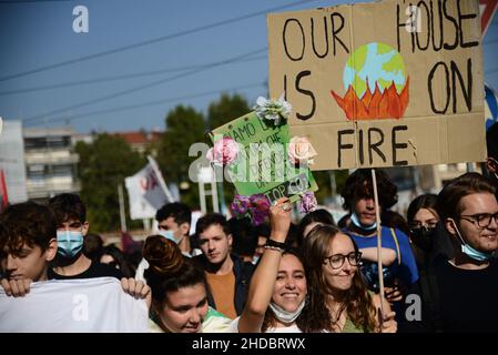 Des jeunes protestent lors de la grève climatique, mars le 24 septembre 2021 à Turin, Italie.Quelque 16 villes d’Europe ont planifié le changement climatique p Banque D'Images