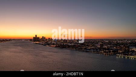 Detroit, Michigan - la ville de Detroit, sur la rivière Detroit, après le coucher du soleil. Banque D'Images