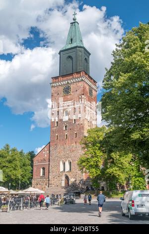 Turku, Finlande - 6 août 2021 : Cathédrale de Turku (Finlandais : Turun tuomiokirkko) le jour d'été.La cathédrale de Turku est la basilique médiévale et l'église mère o Banque D'Images