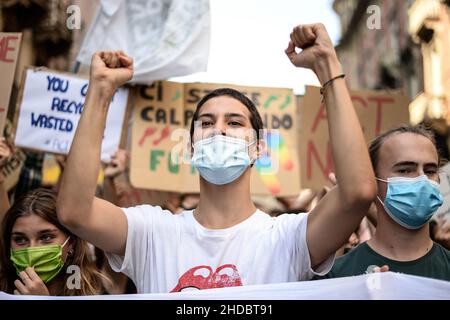 Des jeunes protestent lors de la grève climatique, mars le 24 septembre 2021 à Turin, Italie.Quelque 16 villes d’Europe ont planifié le changement climatique p Banque D'Images