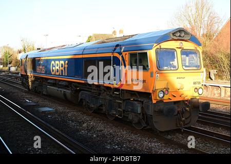 Tonbridge, Kent, Royaume-Uni-janvier 05 2022: Classe 66, 66735 'Peterborough United' attendant aux feux rouges au statioon de Tonbridge. Banque D'Images