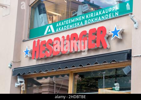 Turku, Finlande - 6 août 2021 : logo du restaurant Hesburger.Hesburger est la plus grande chaîne de restaurants de hamburgers de Finlande. Banque D'Images