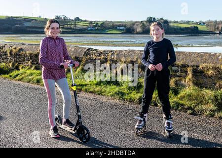 Rosscarbery, West Cork, Irlande.5th janvier 2022.Lors d'un hiver ensoleillé mais froid, Aliann McCarthy et Eimear McCormick de Skibbereen profitent d'une journée de patinage et de canionnement avant de retourner à l'école demain.Met Eireann prévoit des températures inférieures à zéro pour les prochains jours sur l'île d'Irlande.Crédit : AG News/Alay Live News Banque D'Images