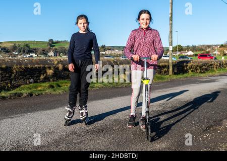 Rosscarbery, West Cork, Irlande.5th janvier 2022.Lors d'un hiver ensoleillé mais froid, Aliann McCarthy et Eimear McCormick de Skibbereen profitent d'une journée de patinage et de canionnement avant de retourner à l'école demain.Met Eireann prévoit des températures inférieures à zéro pour les prochains jours sur l'île d'Irlande.Crédit : AG News/Alay Live News Banque D'Images