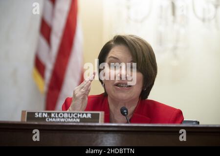 Washington, États-Unis.05th janvier 2022.La présidente Amy Klobuchar, D-Minn., parle lors de l'audience du Comité du Règlement et de l'administration du Sénat pour examiner la police du Capitole des États-Unis à la suite de l'attaque du 6 janvier 2021 contre le Capitole, un jour avant l'anniversaire de l'attaque à Washington, DC le 5 janvier 2022.Photo de piscine par Tom Williams/UPI crédit: UPI/Alay Live News Banque D'Images