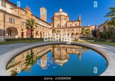 Cherasco, Cuneo, Italie - 27 octobre 2021 : monastère des Pères Somaschi, en arrière-plan Sanctuaire de notre-Dame du peuple (1702), style baroque Banque D'Images