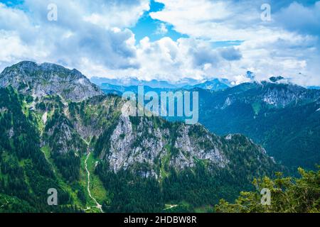 Allemagne, Tegelberg vue sur le sommet de la montagne en bavarois allgaeu paysage de la nature dans la crête de montagne des alpes, un paradis de randonnée Banque D'Images