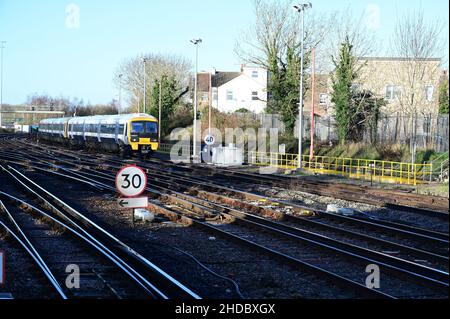 Un train électrique de classe 466 qui s'approche de la gare de Tonbridge dans le Kent lors d'une journée hivernale froide au Royaume-Uni. Banque D'Images