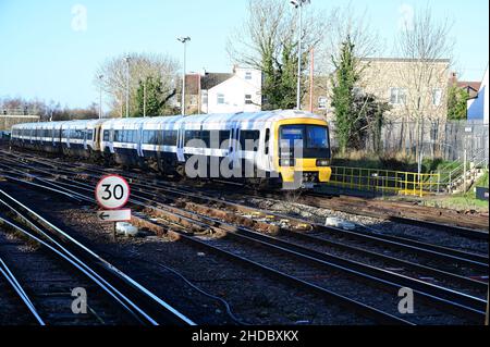 Un train électrique de classe 466 qui s'approche de la gare de Tonbridge dans le Kent lors d'une journée hivernale froide au Royaume-Uni. Banque D'Images