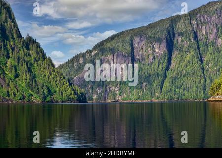 Le majestueux monument national de Misty Fjords est une mosaïque naturelle de falaises de mer, de fjords abrupts et de murs de roche jouvant 3000 pieds tout droit hors de l'océan Banque D'Images