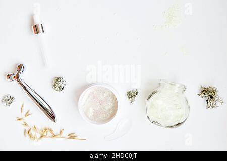 La jeune femme caucasienne utilise des taches transparentes avec des taches de sparkle.Dermatologie cosmétiques multi-usage, beauté multitâche.Concept de Scinimalisme, fonctions de polytâches.Macro, gros plan. Banque D'Images