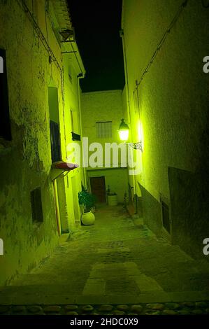 Photographie de nuit dans la rue rurale de Yeste à Albacete Banque D'Images