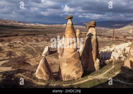 Formations rocheuses géologiques sous forme de champignons près de la ville de Cavusin.Paysage magnifique de la Cappadoce turque Banque D'Images