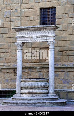 Fontaine à dessin sur la Piazza Pio II Pienza, Toscane, Italie Banque D'Images