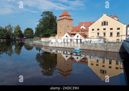 Vue sur la ville avec tour forteresse Iron Maiden, Zelezna Panna, hradebni vez, rivière Malse, Malse,Vieille ville historique, Ceske Budejovice, ?eske Banque D'Images