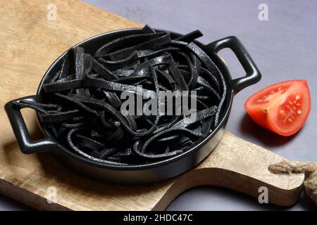 Pâtes noires à l'encre de calmar, Tagliolini al Nero di Seppia, Italie Banque D'Images