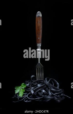 Pâtes noires à l'encre de calmar avec fourchette, Tagliolini al Nero di Seppia, Italie Banque D'Images