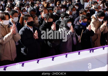 Tokyo, Japon.5th janvier 2022.Les travailleurs japonais prient pour une nouvelle année de fortune et de succès dans les affaires au sanctuaire Kanda Myojin.De nombreuses entreprises envoient des travailleurs visiter le sanctuaire pour prier pour la bonne fortune en affaires les 4 et 5 janvier, les premiers jours de travail de l'année.(Image de crédit: © Rodrigo Reyes Marin/ZUMA Press Wire) Banque D'Images