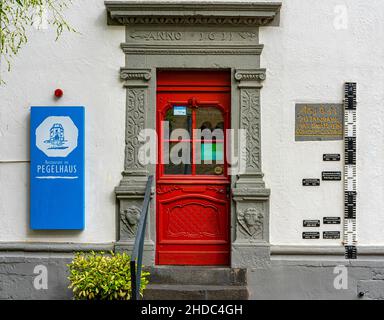 La maison de jauge avec l'indicateur historique du niveau d'eau, Koblenz, Rhénanie-Palatinat, Allemagne, Europe Banque D'Images