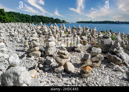 Pyramides en pierres sur la mer Banque D'Images