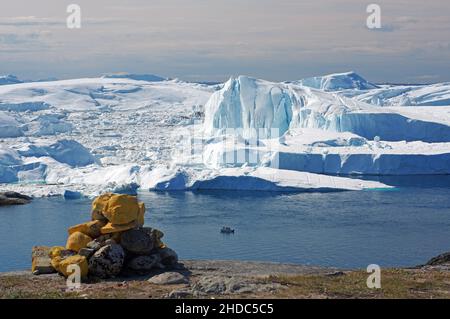 Marqueur de sentier jaune, vue du bateau devant d'énormes icebergs, Disko Bay, Sermermuit, Ilulissat, Arctique,Groenland, Danemark, Amérique du Nord Banque D'Images