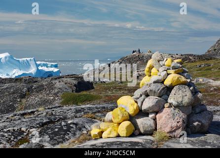 Marqueur de sentier jaune, marqueur de sentier jaune, vue du bateau devant les énormes icebergs, Disko Bay, Sermermuit, Ilulissat, Arctic,Groenland, Danemark, Nord Banque D'Images