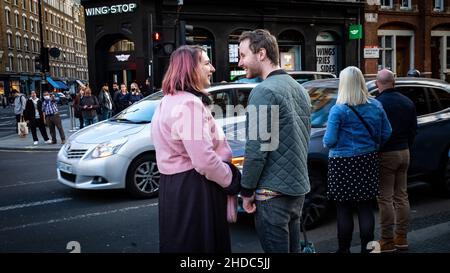 Un jeune couple regarde les yeux de l'autre à Cambridge Circus, dans le centre de Londres, au Royaume-Uni.Cambridge Circus est au cœur du célèbre West End et de Londres Banque D'Images