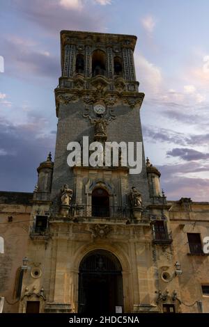 Arcos de la Frontera, Espagne - vue sur la Basilique de Santa Maria de la Asunción Banque D'Images