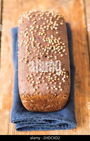 Célèbre pain russe de levain de seigle - Borodinskiy avec cardamome et malt sur un fond de bois.Gros plan. Banque D'Images