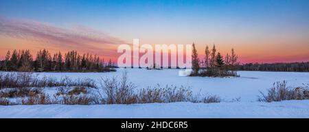Lever du soleil sur le Chippewa Flowage dans le nord du Wisconsin. Banque D'Images