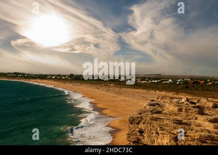 Coucher de soleil sur la plage de Tarifa à Cadix, Andalousie. Banque D'Images