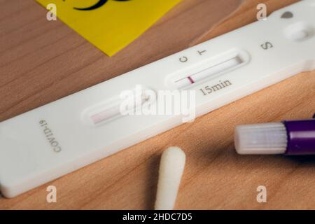 Le dispositif de test rapide de l'antigène pour le coronavirus covid-19 présente un résultat négatif Banque D'Images