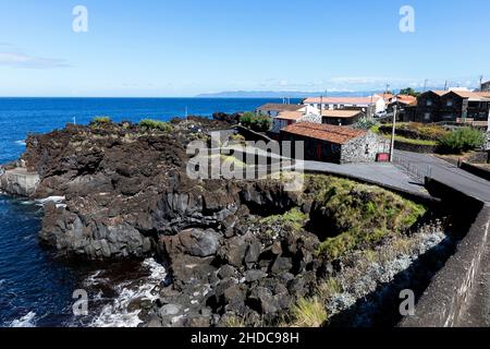 Falaises de lave de Cachorro, Porto Cachorro, Portugal, Açores, Pico Banque D'Images