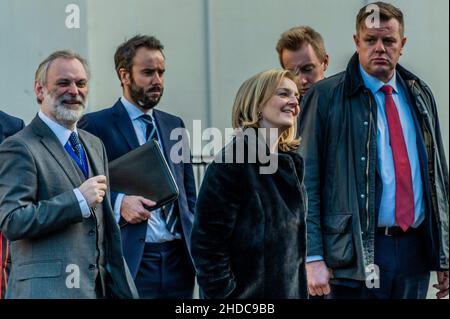 Londres, Royaume-Uni.5th janvier 2022.Liz Truss, secrétaire d'État aux Affaires étrangères, du Commonwealth et du développement, et son équipe reviennent à leur bureau après Downing Street - quelques minutes avant que Boris Johnsons ne quitte pour les questions de son premier Premier ministre de l'année.Crédit : Guy Bell/Alay Live News Banque D'Images