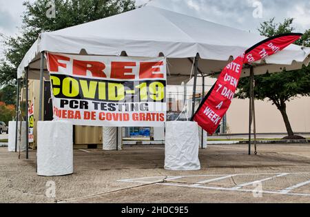 Houston, Texas USA 12-03-2021: Une station d'essai gratuite sans surveillance Covid-19 qui effectue des tests PCR dans un parking vide à Houston, Texas. Banque D'Images