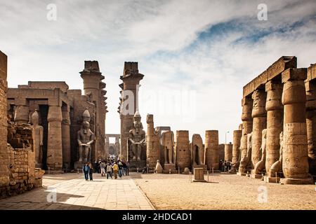 Porte sud à la Grande Colonnade avec des statues colossales de Ramses IITemple de Louxor, Thèbes, Égypte, Louxor, Thèbes,Égypte, Afrique Banque D'Images