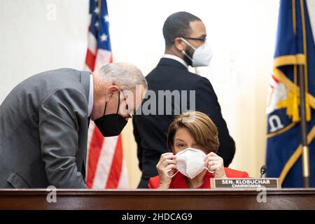 Washington, DC, États-Unis, 5 janvier 2022,Washington, DC, États-Unis, 05 janvier 2022.Le chef de la majorité au Sénat Chuck Schumer, de D.N.Y., parle avec le sénateur chairowman Amy Klobuchar, de D.N., lors de l'audience du Comité du Règlement et de l'administration du Sénat sur la surveillance de la police du Capitole des États-Unis à la suite de l'attaque du 6th janvier contre le Capitole, partie III, le mercredi 5 janvier 2022.Photo de Tom Williams/Pool/ABACAPRESS.COM Banque D'Images